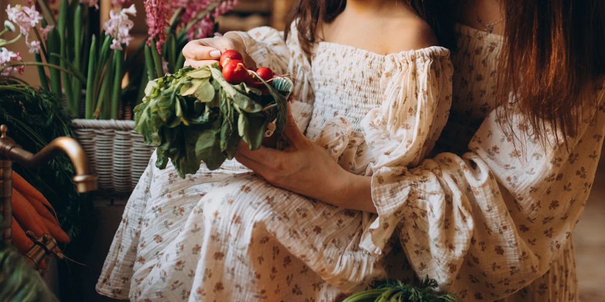 Adulto e criança segurando legumes e verduras frescas