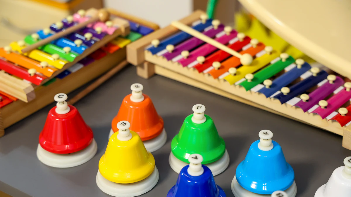 Conjunto de sinos coloridos e instrumentos de percussão sobre uma superfície clara