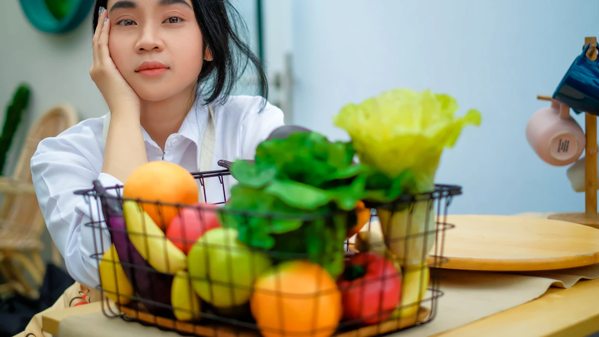 Criança sentada à mesa com uma cesta de frutas e legumes