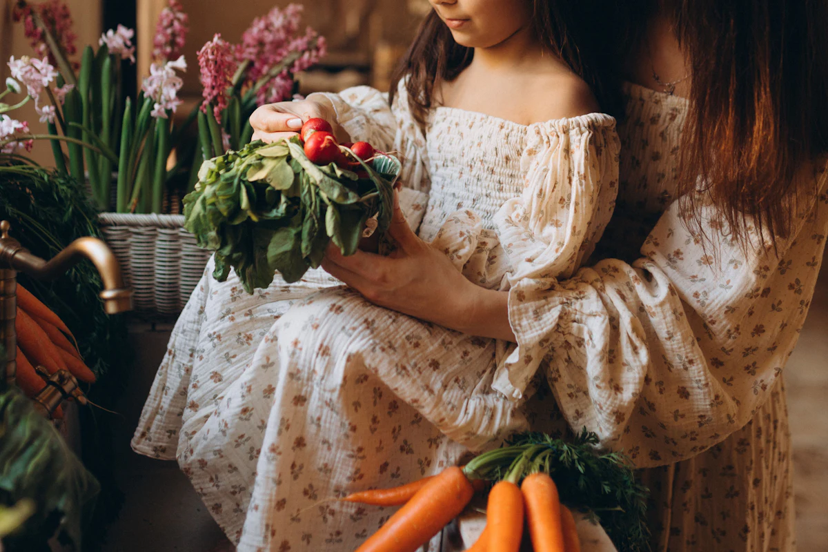 Adulto e criança segurando legumes e verduras frescas