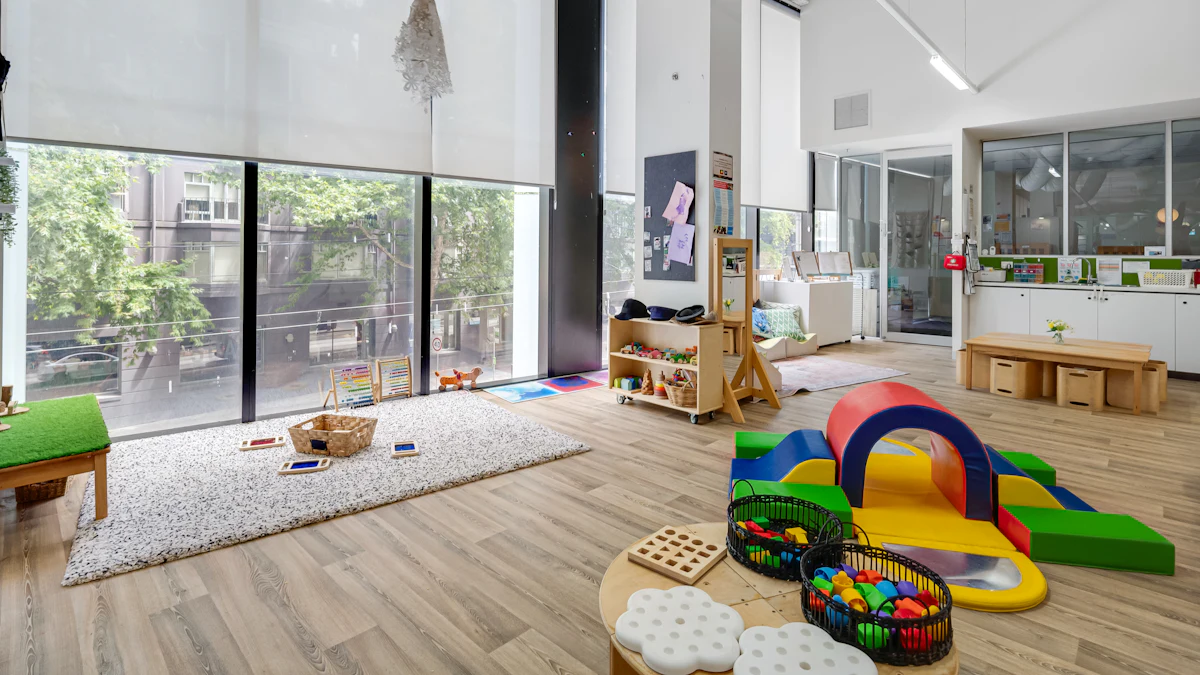 Sala ampla e iluminada com brinquedos de movimento, tapete e grandes janelas
