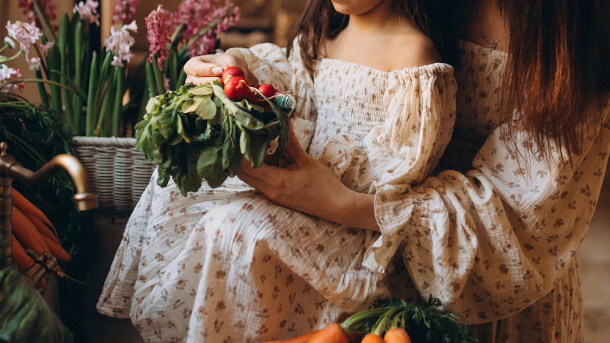 Adulto e criança lidando com legumes e verduras frescas
