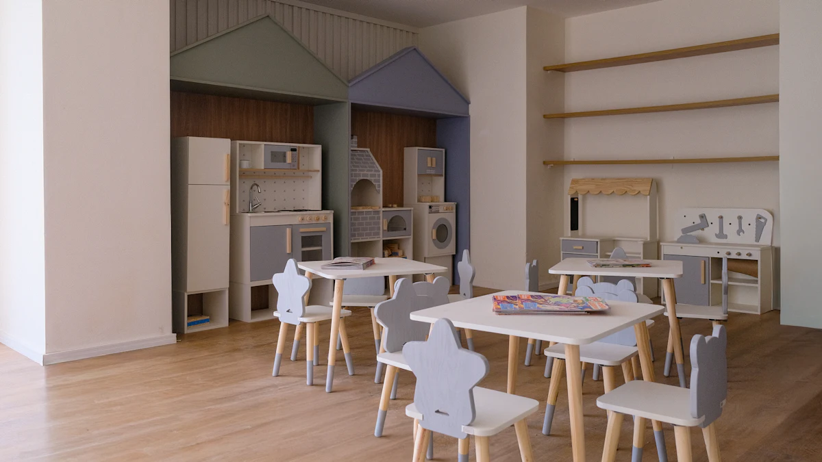 Sala infantil clara, com mesinhas, cadeiras baixas e brinquedos de madeira